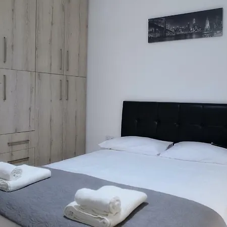 Chris's - * أيا نابا